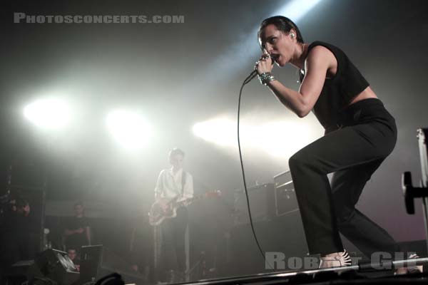 SAVAGES - 2016-08-14 - SAINT MALO - Fort de St Pere - Camille Berthomier - Gemma Thompson